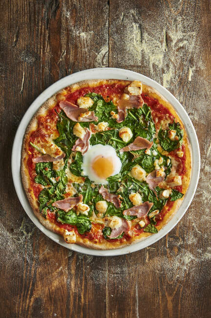 Nahaufnahme von leckerer Pizza Popeye mit Spinat und Ei — Stockfoto