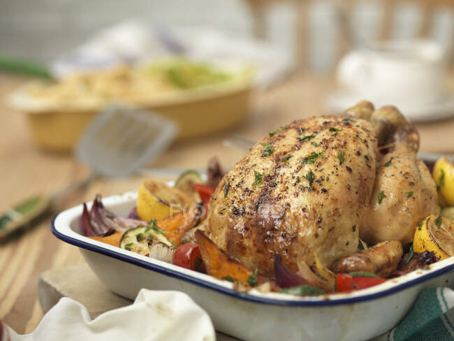 Roast chicken and vegetables — Stock Photo
