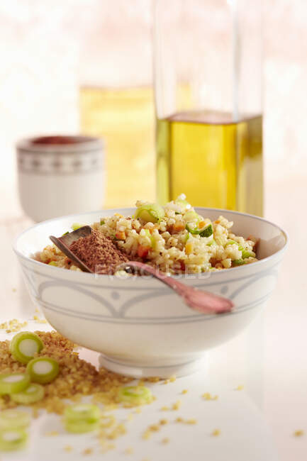 Salada de bulgur Vegan com especiarias de rosa orientais — Fotografia de Stock