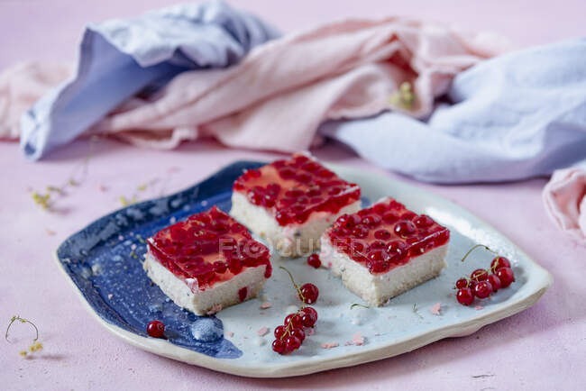 Close-up de deliciosa torta de groselha vermelha — Fotografia de Stock