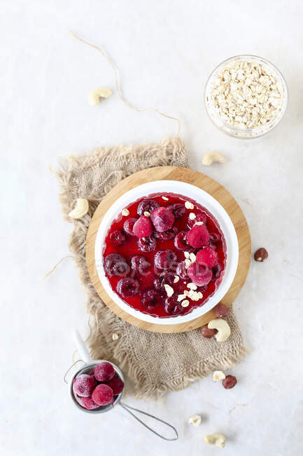 Cherry and Cottage Cheesecake with granola base — Stock Photo