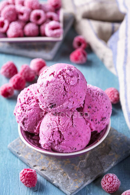 Homemade ice cream with blueberries and raspberries — Stock Photo