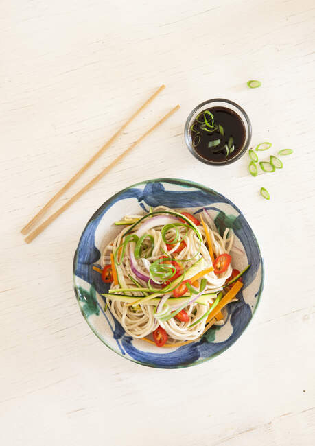 Tagliatelle con peperoncino, verdure e salsa di soia (Thailandia) — Foto stock