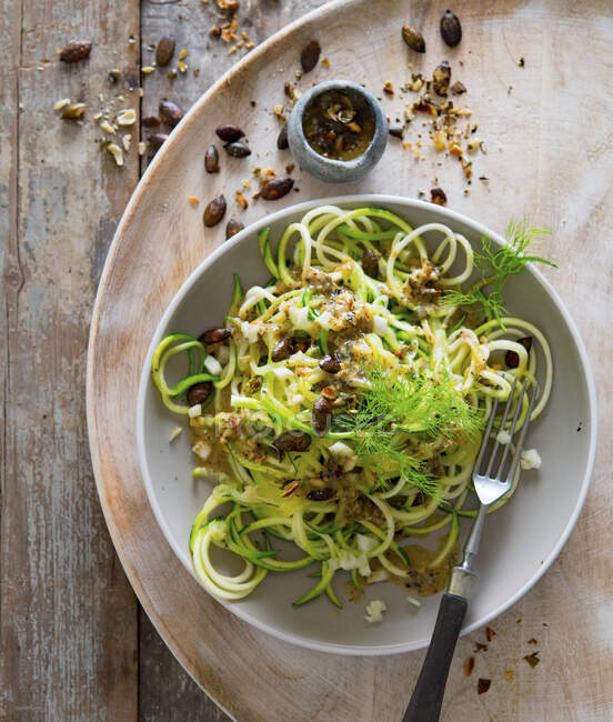Courgette pasta with pumpkin seed pesto — Stock Photo