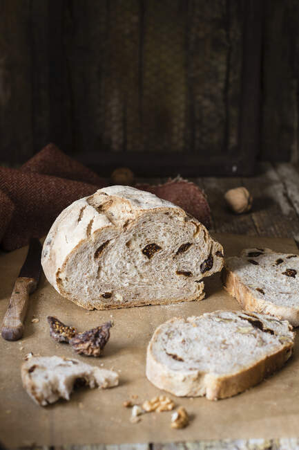 Инжир и грецкий орех домашний хлеб и ломтики хлеба — стоковое фото