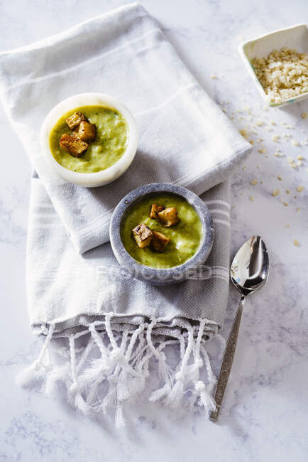 Cremosa zuppa di broccoli con crostini di patate tostate piccanti — Foto stock