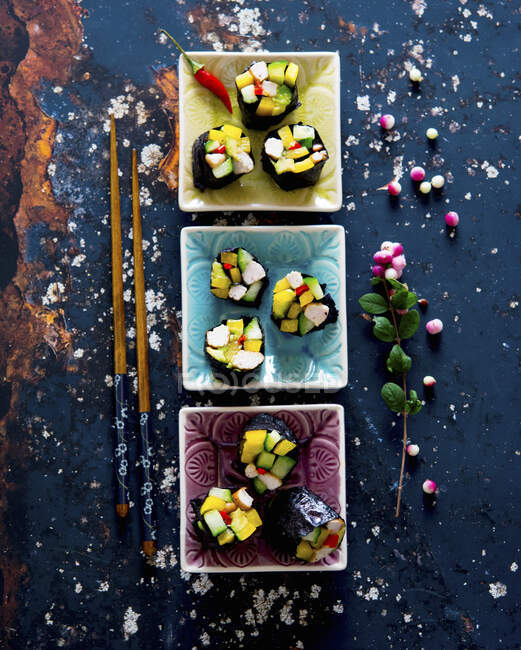 Gros plan sur de délicieux sushis végétaliens aux légumes — Photo de stock