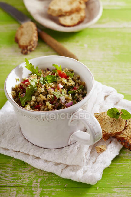 Coriander salad with rocket and red onions — Stock Photo