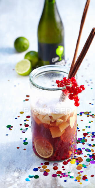 Apple punch with redcurrants, calvados and cider — Stock Photo