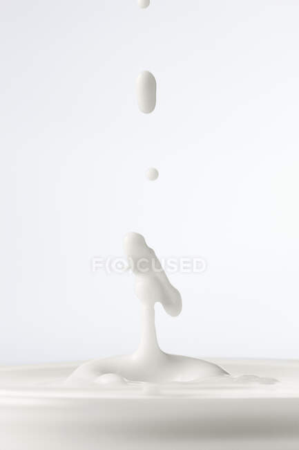 Gros plan de Splash of milk sur blanc — Photo de stock