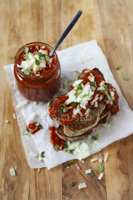 Red pepper spread with onions and thyme — Stock Photo