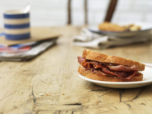 Bacon sanduíche para pequeno-almoço — Fotografia de Stock