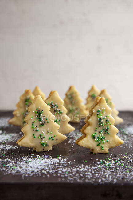 Geeiste Weihnachtsbaumkekse mit Zuckerperlen verziert — Stockfoto