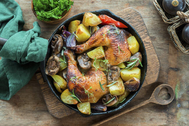 Roast hicken legs with vegetables — Stock Photo