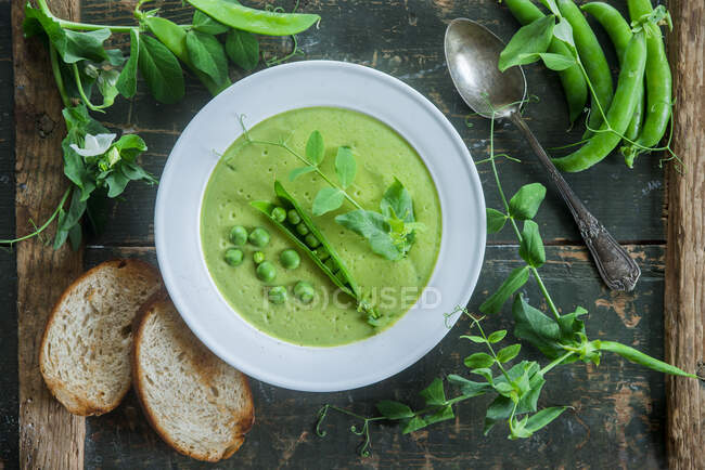 Sopa de ervilhas verdes na mesa — Fotografia de Stock