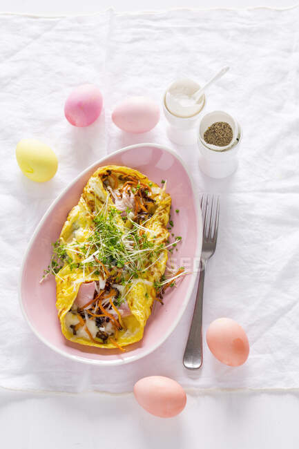 Omelete com presunto, cogumelos chanterelle e queijo de cabra — Fotografia de Stock