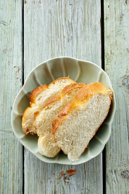 Slices of bread plait in a ceramic bowl — Fotografia de Stock