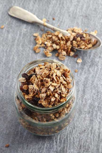 Cereais de pequeno-almoço saudáveis com sementes de granola e chia — Fotografia de Stock