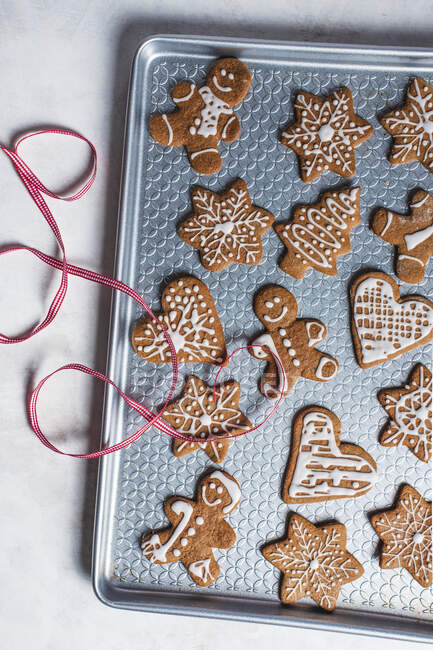 Gingerbread biscuits with sugar icing for christmas — Stock Photo