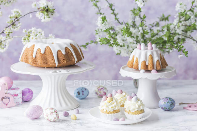 Easter Bundt cakes and cupcakes — Stock Photo