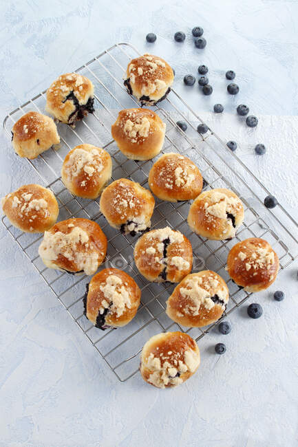 Muffins caseiros com nozes e passas em uma placa branca — Fotografia de Stock