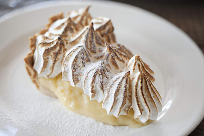 Torta de Merengue de Limão na mesa branca — Fotografia de Stock