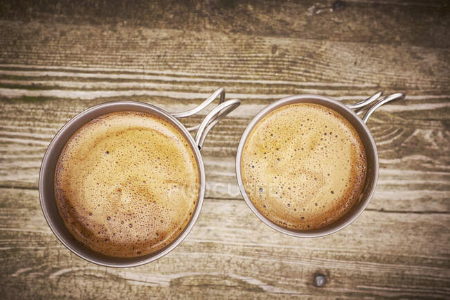 Close-up shot of Coffee in metal cups - foto de stock