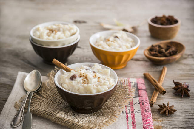 Пряний рисовий пудинг у мисках — стокове фото