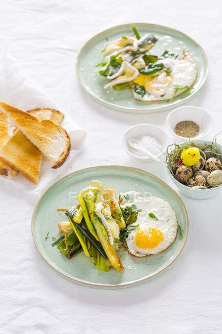 Braised leek with melted camembert and fried eggs — Stock Photo