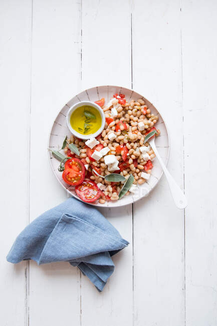 Salade de haricots avec tomates et fromage feta — Photo de stock