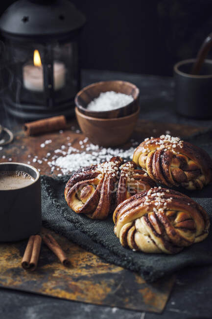 Petits pains suédois à la cannelle avec café — Photo de stock