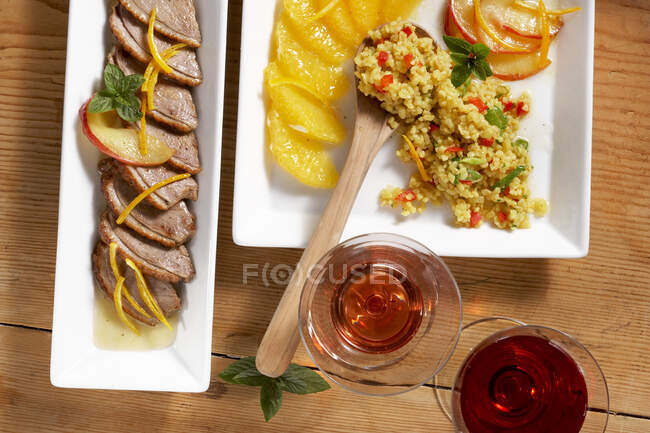 Bulgur salad with roast duck breast and orange fillets — Stock Photo