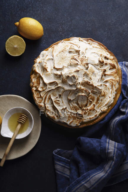 Zitronenbaiser-Torte mit Zitronenquark — Stockfoto