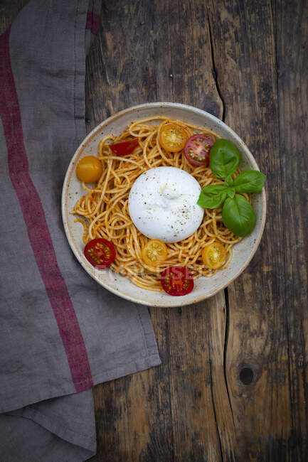 Spaghetti al pesto rosso, pomodorini e burrata — Foto stock