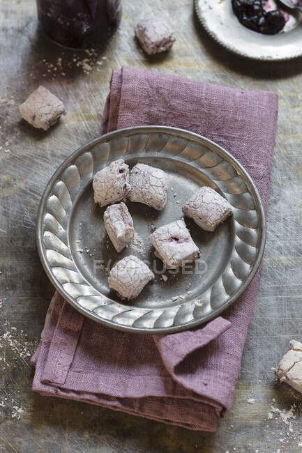 Homemade marshmallows with blueberry jam — Stock Photo