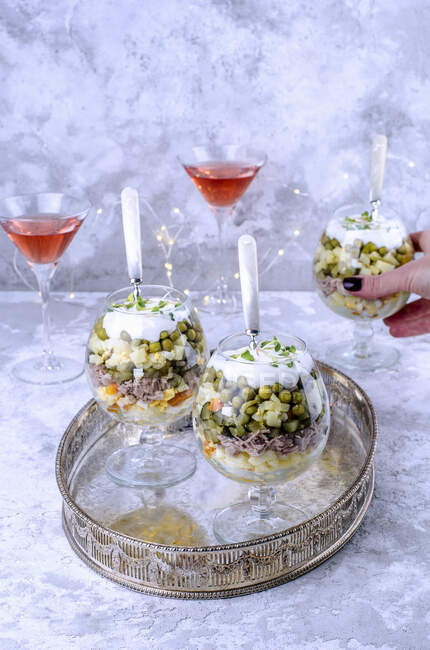Salat in Glasbechern auf Silbertablett und Cocktails zur Feier des neuen Jahres — Stockfoto