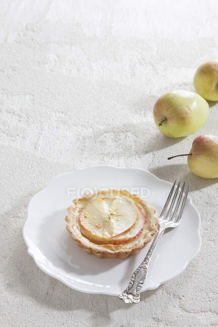 Ein Apfelkuchen auf dem Teller — Stockfoto