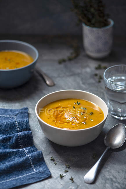Roasted butternut squash soup with chili oil and thyme — Stock Photo