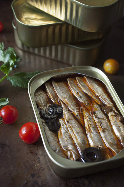 Estaño de sardinas con aceitunas en aceite - foto de stock