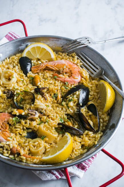 Paella com comida do mar e limões mayer — Fotografia de Stock