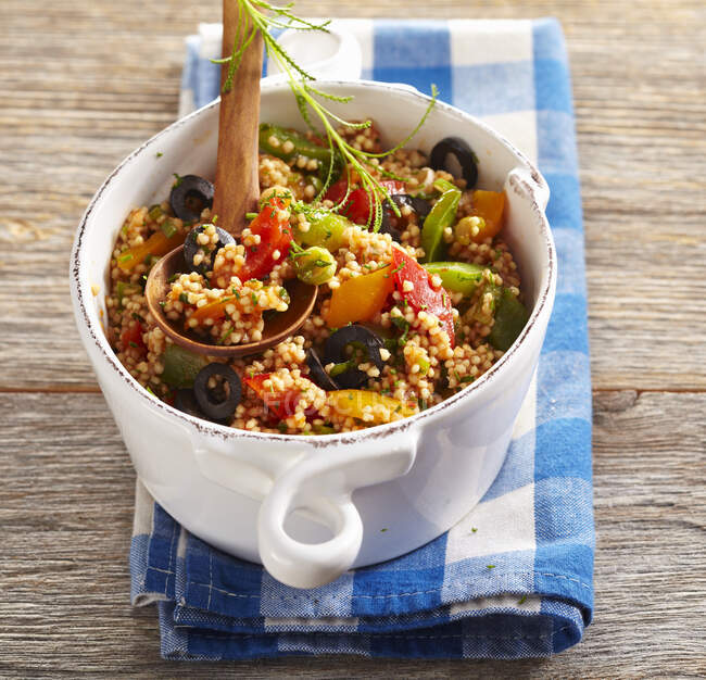 Lukewarm millet and pepper salad with olives and tomato dressing — Stock Photo