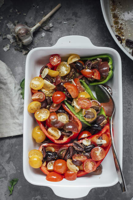 Paprika ripiena con pomodori, aglio e olive — Foto stock
