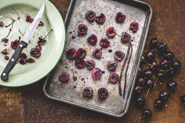 Домашнее малиновое варенье с ягодами и малиной — стоковое фото