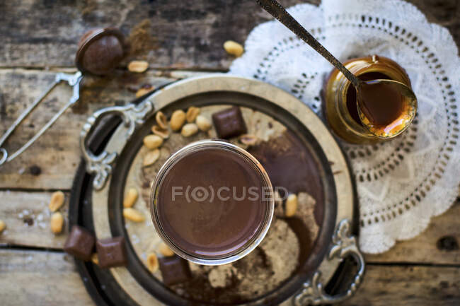 Chocolate caliente con caramelo de maní - foto de stock