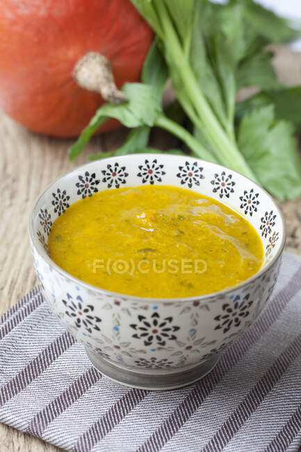 Crema di zuppa di zucca con sedano — Foto stock