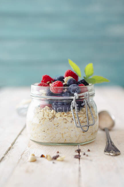 Overnight oats with fresh berries in a flip-top jar — Stock Photo