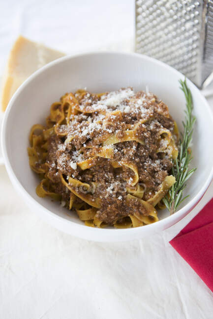 Tagliatelle mit Bolognese-Sauce und geriebenem Parmesan — Stockfoto