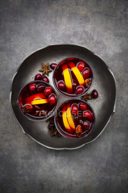 Mulled wine with cranberries, cinnamon, orange slices and star anise — Photo de stock