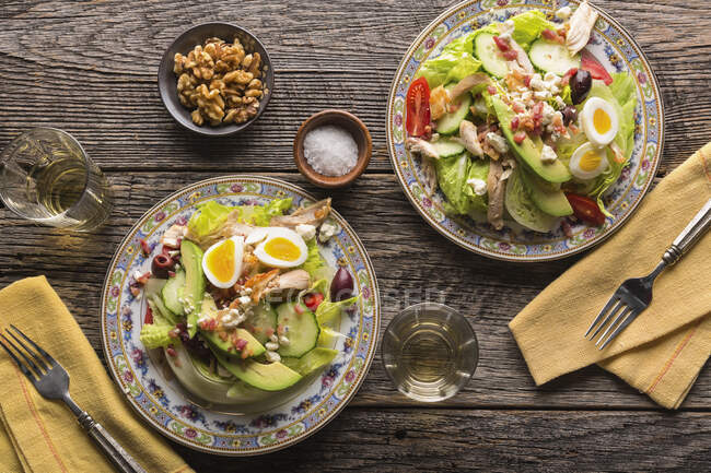 Porzioni di insalata di pannocchie americane su tavolo di legno — Foto stock