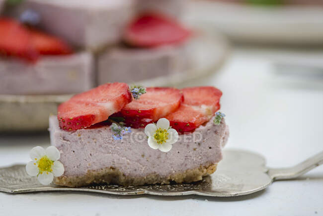 Cashews and strawberries vegan dessert portion — Stock Photo